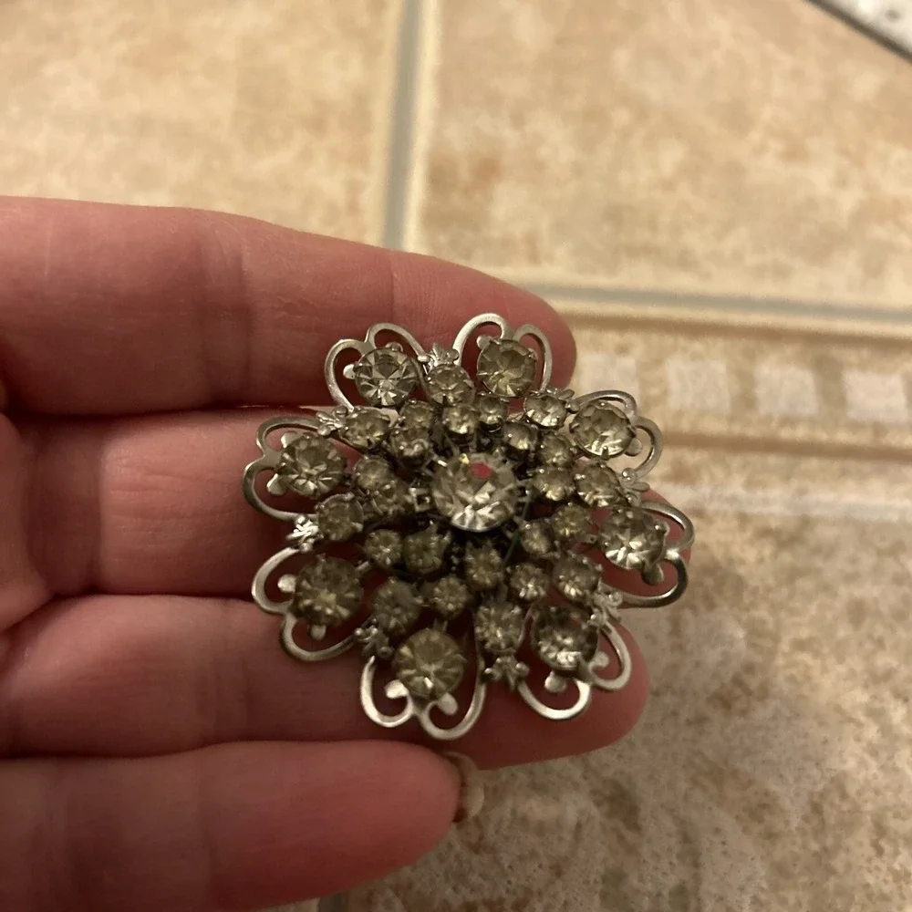 Floral‎ Style Art Deco Rhinestone Silver Tone Brooch Pin